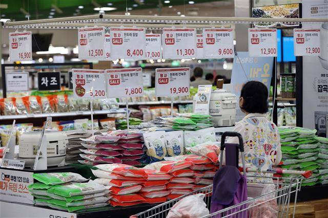 할인해도 비싸네  - 먹거리 물가가 치솟는 가운데 26일 오후 서울 서초구 하나로마트 양재점에서 시민들이 장을 보고 있다.뉴스1