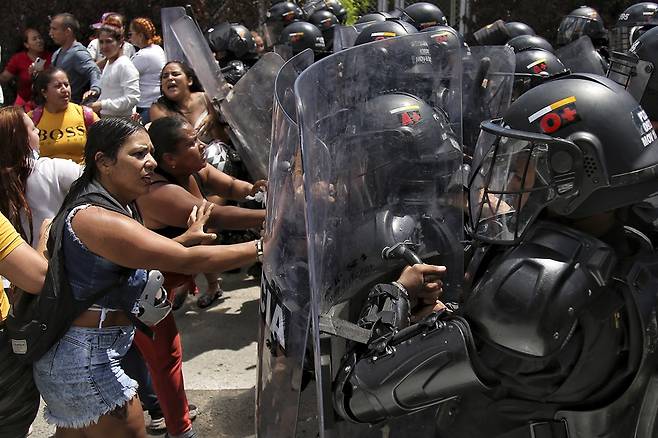 생사를 확인하려는 재소자들의 가족과 경찰이 교도소 밖에서 대치하고 있다. 사진=AP 연합뉴스