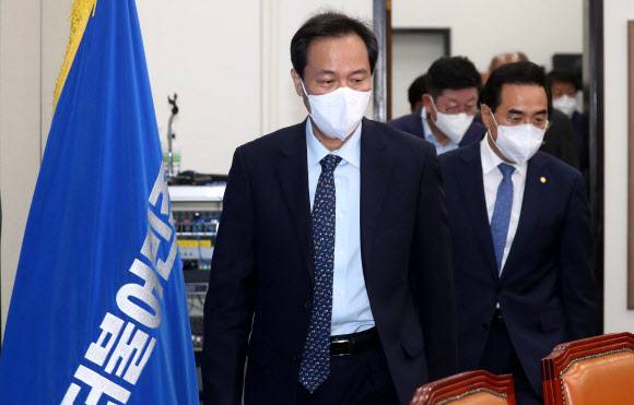 더불어민주당 우상호 비상대책위원장과 박홍근 원내대표가 29일 오전 서울 여의도 국회에서 열린 비상대책위원회의에 참석하고 있다. 2022.6.29 국회사진기자단