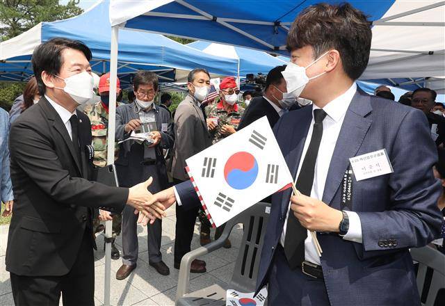 안철수·이준석 ‘어색한 인사’ - 국민의힘 이준석 대표(오른쪽)와 안철수 의원이 25일 오후 경북 칠곡군 다부동전적기념관에서 열린 6.25전쟁 제72주년 ‘백선엽 장군 서거 2주기 추모 행사’에 참석해 인사를 나누고 있다. 2022.6.25.뉴스1