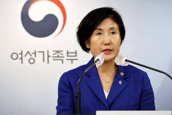 청소년보호종합대책 브리핑하는 이기순 차관 - 이기순 여가부 차관이 29일 정부서울청사 브리핑실에서 제4차 청소년보호 종합대책에 대한 브리핑을 하고 있다. 2022.6.29 연합뉴스