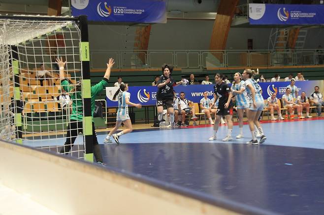 지은혜 슛 - 지은혜가 29일 슬로베니아 라스코의 트리릴리예 체육관에서 열린 프레지던트컵 대회 조별리그 2조 2차전 아르헨티나와 경기에서 슛하고 있다.대한핸드볼협회 제공