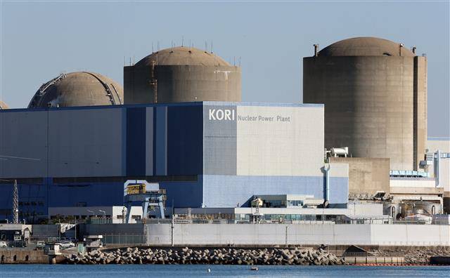 한국수력원자력이 내년 4월 가동시한이 만료되는 고리 2호기의 가동 연장을 추진하고 있다. 왼쪽부터 돔 모양의 부산 기장군 고리원전 1, 2, 3호기.연합뉴스