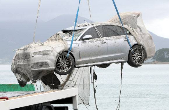 - 조유나양과 부모가 탑승했던 것으로 추정되는 승용차량이 한달여만에 바다에서 발견돼 29일 오후 전남 완도군 신지면 송곡항으로 옮겨지고 있다. 뉴시스