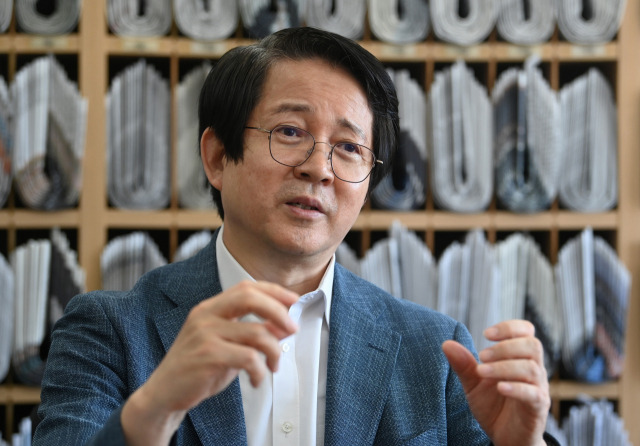 김동욱 서울대 행정대학원 교수가 29일 서울경제와의 인터뷰에서 “경찰국 신설을 통해 거대 조직에 막강한 권한까지 더해진 경찰에 대한 민주적 통제가 필요하다”고 말하고 있다./성형주 기자