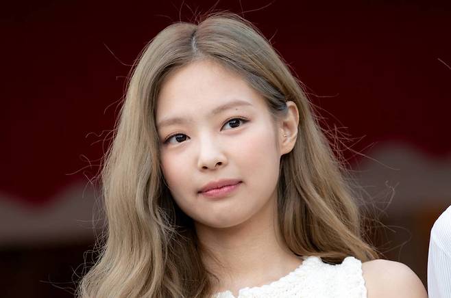 [서울=뉴시스] 정병혁 기자 = 블랙핑크 제니가 26일 오후 서울 중구 주한영국대사관저에서 열린 엘리자베스 2세 여왕 생신 축하연에 참석해 있다. 2022.05.26.