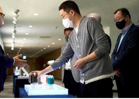 취임 4주년 구광모 LG회장, 미래성장동력으로 '클린테크' 낙점 구광모 LG 회장이 28일 서울 마곡 LG사이언스파크에서 차세대 배터리 소재에 관해 설명을 듣고 있다. 2022.6.29[LG 제공·재판매 및 DB 금지]