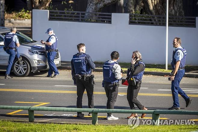 사건 현장에 출동한 뉴질랜드 경찰  [AP=연합뉴스 자료사진]