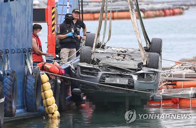 실종된 조유나 가족 차량 인양 시작 (완도=연합뉴스) 천정인 기자 = 29일 오전 전남 완도군 신지면 송곡선착장 인근 방파제에서 경찰이 10ｍ 바닷속에 잠겨있는 조유나(10)양 가족의 차량을 인양하고 있다. 경찰은 실종된 조양의 가족과 차량을 찾기 위해 수중 수색하다 전날 가두리양식장 아래에 잠겨있는 차량을 발견했다. 2022.6.29 iny@yna.co.kr