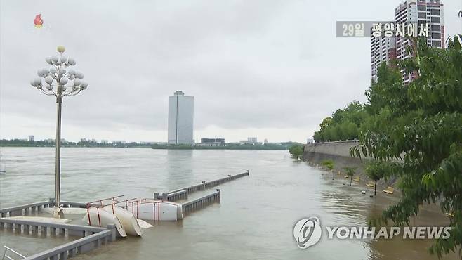 집중호우로 물이 불어난 북한 대동강 일대 (서울=연합뉴스) 북한은 "27일 0시부터 29일 5시까지 대동강유역 중상류 지역에 평균 243mm의 많은 비가 내렸다"며 "대동강의 수위는 이미 경고수위를 넘었다"라고 조선중앙TV가 29일 전했다. [조선중앙TV 화면] 2022.6.29 
    [국내에서만 사용가능. 재배포 금지. For Use Only in the Republic of Korea. No Redistribution] nkphoto@yna.co.kr