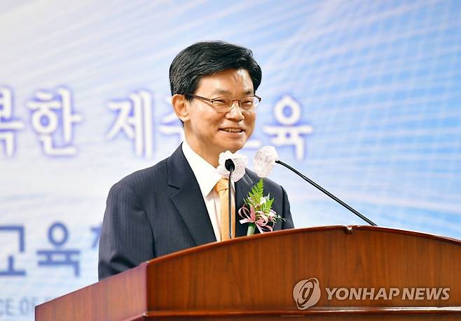 이석문 제주교육감 이임식 (제주=연합뉴스) 이석문 제주교육감이 29일 제주도교육청 대회의실에서 열린 교육감 이임식에서 이임사하고 있다. 2022.6.29 [제주도교육청 제공. 재판매 및 DB 금지] atoz@yna.co.kr