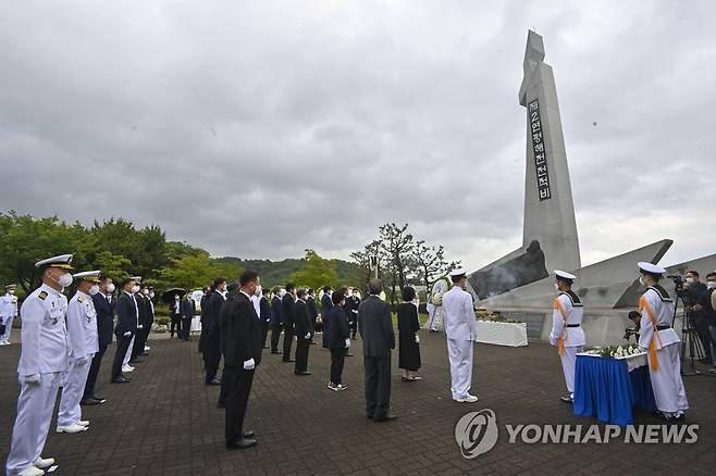 제2연평해전 승전 20주년 기념식 (평택=연합뉴스) 홍기원 기자 = 29일 오전 경기도 평택시 해군 제2함대 사령부에서 열린 '제2연평해전 승전 20주년 기념식'에서 참석자들이 제2연평해전전적비에 참배하고 있다. 2022.6.29 [공동취재] xanadu@yna.co.kr