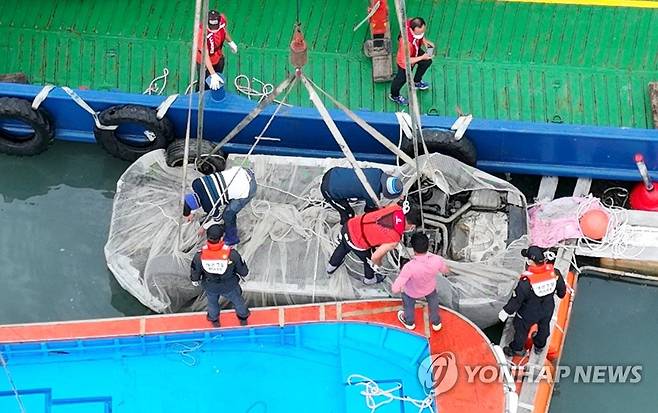 바다 위로 올려진 실종 가족 차량 (완도=연합뉴스) 천정인 기자 = 29일 오전 전남 완도군 신지면 송곡선착장 인근 방파제에서 경찰이 10ｍ 바닷속에 잠겨있는 조유나(10)양 가족의 차량을 인양하고 있다. 경찰은 실종된 조양의 가족과 차량을 찾기 위해 수중 수색하다 전날 가두리양식장 아래에 잠겨있는 차량을 발견했다. 2022.6.29 [공동취재] iny@yna.co.kr