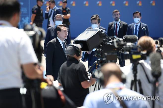 취재진 질문 답하는 윤석열 대통령 (마드리드=연합뉴스) 안정원 기자 = 윤석열 대통령이 29일(현지시간) 스페인 마드리드 이페마 컨벤션센터에서 열린 북대서양조약기구(NATO·나토) 정상회의 참석을 위해 회의장에 도착, 취재진의 질문에 답하고 있다. 2022.6.29 [대통령통신사진기자단] jeong@yna.co.kr