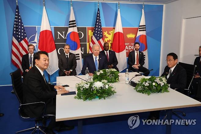 한자리 모인 한미일 정상 (마드리드=연합뉴스) 서명곤 기자 = 윤석열 대통령이 29일 스페인 마드리드 이페마(IFEMA) 컨벤션센터에서 한미일 정상회담을 하고 있다. 왼쪽부터 윤 대통령, 조 바이든 미국 대통령, 기시다 후미오 일본 총리.   2022.6.29 seephoto@yna.co.kr