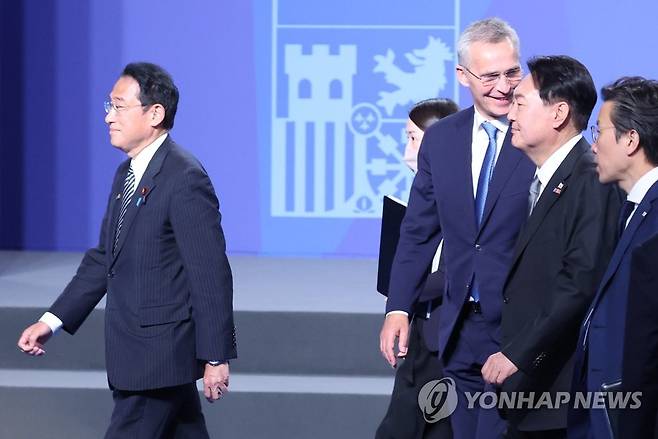 기념촬영 마친 한-일 정상 (마드리드=연합뉴스) 안정원 기자 = 북대서양조약기구(NATO.나토) 정상회의 참석을 위해 스페인을 방문한 윤석열 대통령과 기시다 후미오 일본 총리가 29일(현지시간) 마드리드 이페마 컨벤션센터에서 아시아 태평양 4개국 정상, 옌슨 스톨텐베르그 나토 사무총장과 기념촬영을 마친 뒤 단상에서 내려오고 있다.
    윤석열 대통령은 기시다 후미오 일본 총리, 앤서니 앨버니지 호주 총리, 저신다 아던 뉴질랜드 총리와 함께 북대서양조약기구 정상회의에 아시아 태평양 파트너 4개국 자격으로 초청됐다. 2022.6.29 jeong@yna.co.kr