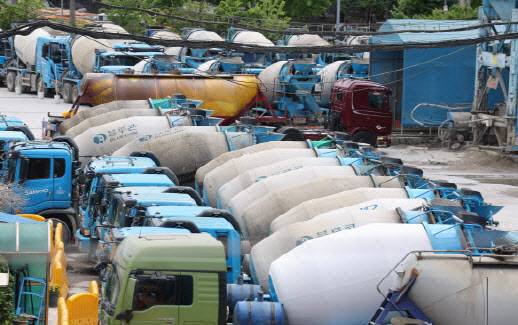 ▲서울의 한 시멘트 공장에 레미콘 차량들이 주차돼 있다. (사진=연합뉴스)