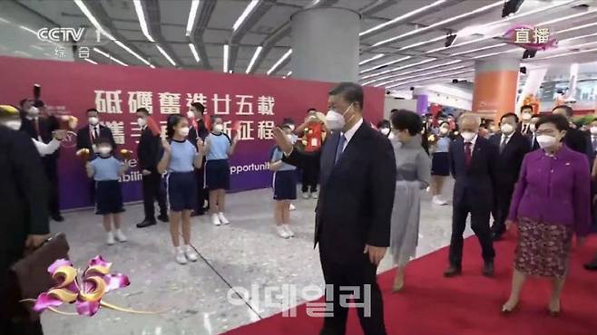 2022년 6월30일 시진핑 주석과 펑리위안 여사가 고속철로 홍콩에 도착했다. 사진=CCTV