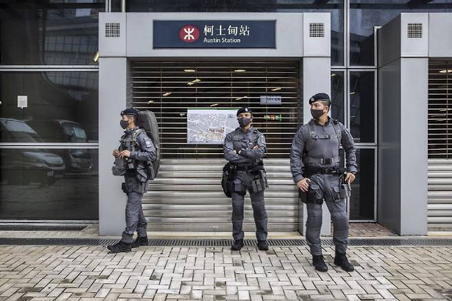 2022년 6월 30일 홍콩의 구룡 고속철역 인근 오스틴 지하철역 인근에 경찰들이 서있다. (사진=AFP)