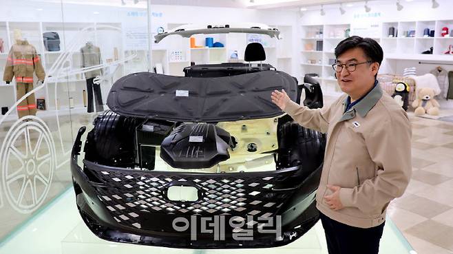 박성윤 휴비스 연구소장이 국내 최초 발포 페트(PET)소재 ‘에코펫’(브랜드명)으로 개발중인 차량 경량화 부품을 설명하고 있다.(사진=휴비스)