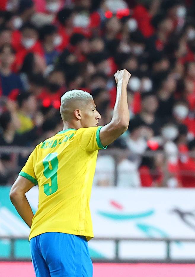 지난 2일 서울월드컵경기장에서 열린 대한민국 축구대표팀과의 친선전에서 브라질대표팀 공격수로 선발 출전해 선제골을 터뜨리고 기뻐하는 히샬리송 사진=연합뉴스