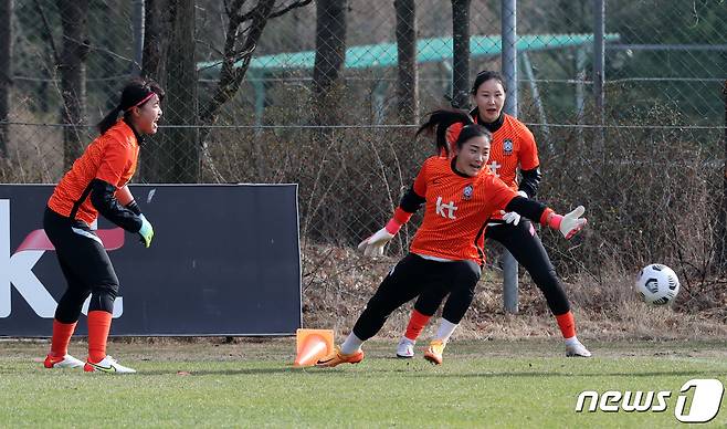 대한민국 여자축구 대표팀 골키퍼인 윤영글(가운데) /뉴스1 © News1 장수영 기자