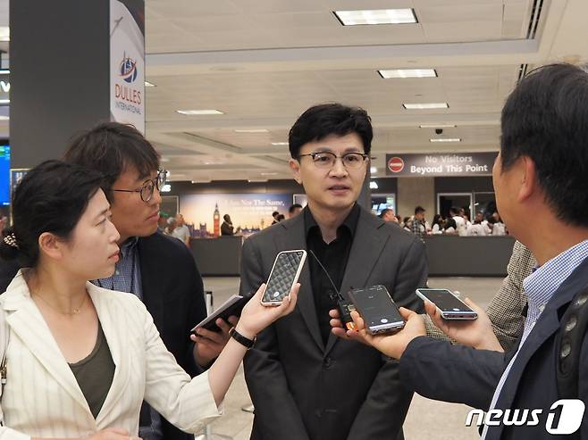 한동훈 법무부장관이 29일(현지시간) 워싱턴DC 인근 덜레스 국제공항에 도착해 특파원들과 질의응답을 하고 있다. © 뉴스1(워싱턴특파원단 제공)