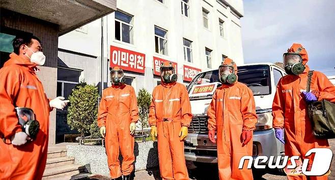 (평양 노동신문=뉴스1) = 북한의 신종 코로나바이러스 감염증(코로나19) 방역 모습. [국내에서만 사용가능. 재배포 금지. DB 금지. For Use Only in the Republic of Korea. Redistribution Prohibited] rodongphoto@news1.kr