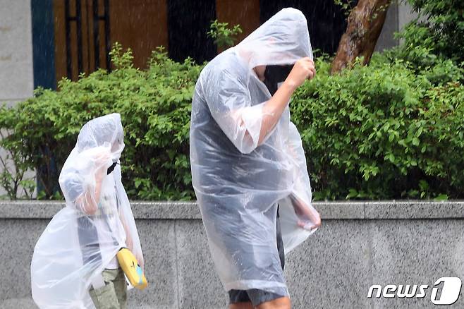 장맛비가 내린 29일 서울 종로구청 인근에서 우비를 입은 시민이 발걸음을 재촉하고 있다. 2022.6.29/뉴스1 © News1 황기선 기자