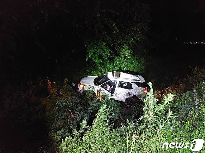 가로수 들이받고 도로 옆 3m 아래로 추락한 티볼리 차량.(강원도소방본부 제공) 2022.6.30/뉴스1