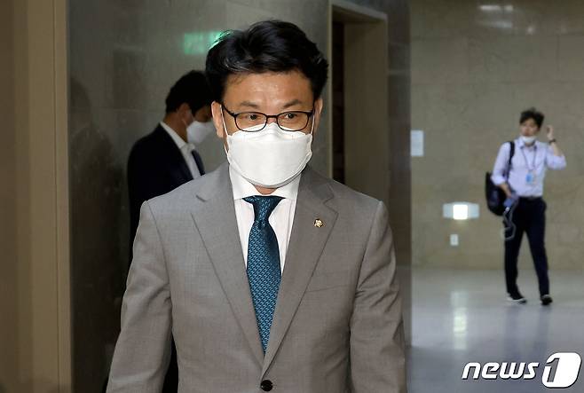 진성준 더불어민주당 원내수석부대표가 21일 오후 국회 원구성협상을 위해 본관 운영위원장실로 들어가고 있다. (공동취재) 2022.6.21/뉴스1 © News1 허경 기자