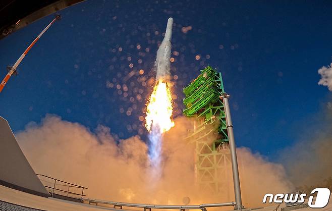 순수 국내기술로 제작된 한국형 최초 우주발사체 '누리호'(KSLV-Ⅱ)'가 21일 전남 고흥군 나로우주센터에서 발사되고 있다. 누리호는 두번째 도전 끝에 발사에 성공했으며 이로써 우리나라는 세계 7번째로 1500kg급 실용 위성을 지구 저궤도(600~800㎞)에 수송할 수 있는 능력을 확보한 국가가 됐다. 2022.6.21/뉴스1 © News1 사진공동취재단