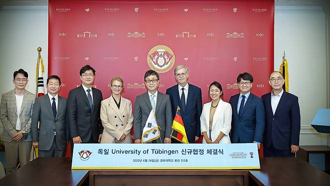 왼쪽부터 경희대 조종구 국제교류팀장, 김중섭 국제교육원장, 정원석 국제처장, 튀빙겐대 모니크 쉬어 부총장, 경희대 한균태 총장, 튀빙겐대 베른트 엥글러 총장, 이예원 한국학과 교수, 이유재 한국학과 학과장, 신명훈 한국어센터장. (경희대학교 제공) © 뉴스1