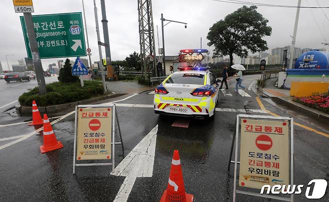 중부지방 집중호우로 동부간선도로가 전면 통제된 30일 오전 서울 광진구 군자교 인근 동부간선도로 진입로가 통제되고 있다. 2022.6.30/뉴스1 © News1 박세연 기자