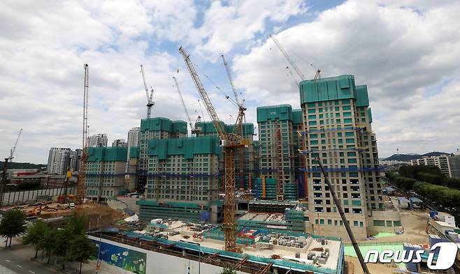 서울 시내 한 건설현장의 모습(자료사진) 2022.6.14/뉴스1 © News1 김진환 기자