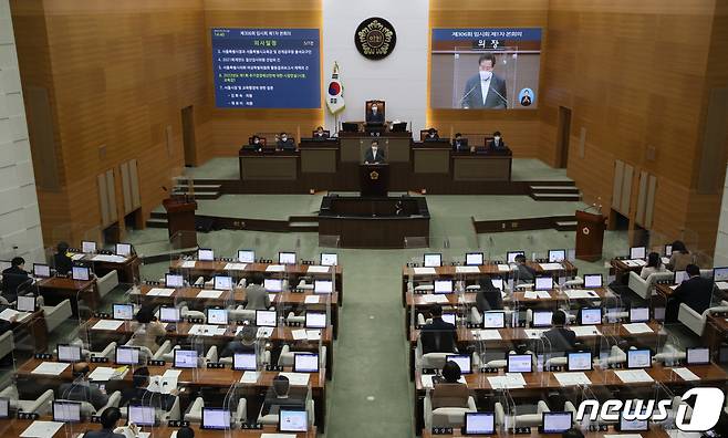 오세훈 서울시장이 25일 오후 서울 중구 서울시의회에서 열린 제306회 임시회 제1차 본회의에서 2022년도 제1회 추가경정예산안에 대한 시정연설을 하고 있다. 2022.3.25/뉴스1 © News1 성동훈 기자