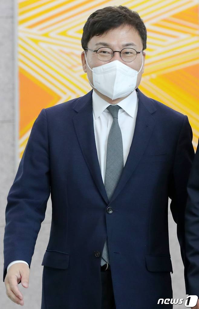 이상직 무소속 전 의원이 3일 전북 전주시 전주지법에서 열린 공판에 출석하기 위해 법정에 들어서고 있다. 2021.11.3/뉴스1 © News1 유경석 기자