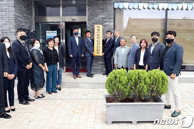 (정읍=뉴스1) 박제철 기자 = 이학수 전북 정읍시장직 인수위원회(위원장 김철수)가 공약사업 추진상황을 최종 점검하고 30일 민선 8기 공약에 대한 내용을 발표했다. 인수위원회 사무실 현판식.© 뉴스1