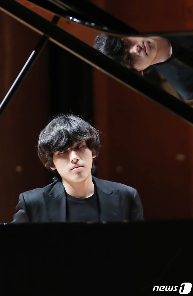 피아니스트 임윤찬이 30일 오후 서울 서초구 한국예술종합대학에서 열린 제16회 반 클라이번 콩쿠르 우승기념 기자간담회에서 피아노 연주를 하고 있다. 2022.6.30/뉴스1 © News1 송원영 기자