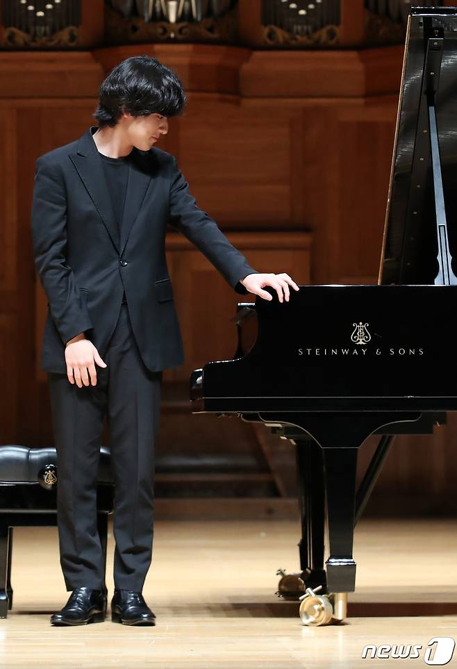 피아니스트 임윤찬이 30일 오후 서울 서초구 한국예술종합대학에서 열린 제16회 반 클라이번 콩쿠르 우승기념 기자간담회에서 피아노 연주를 마치고 인사를 하고 있다. 2022.6.30/뉴스1 © News1 송원영 기자