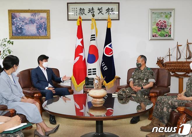 박상혁의원이 어창준 17사단장과 대화를 나누고 있다.(박상혁 의원실 제공) / 뉴스1