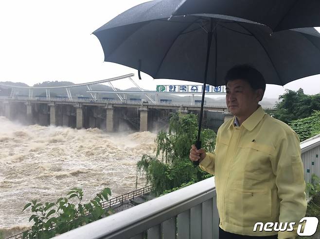 방세환 당선인이 팔당댐 방류 상황을 살펴보고 있다.(인수위측 제공) © News1