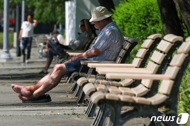 한 남성이 29일 도쿄 도심에 있는 공원에서 쉬고 있다. © AFP=뉴스1