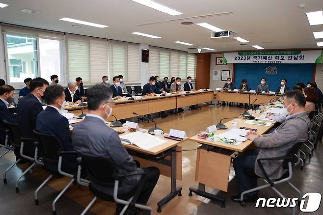 30일 안호영 국회의원의 지역구인 전북 완주군과 진안군, 무주군, 장수군 단체장들이 민선 8기 국가예산 확보를 위해 공조 체제를 구축하기 위한 회의를 갖고 있다.(진안군제공)2022.6.30/뉴스1