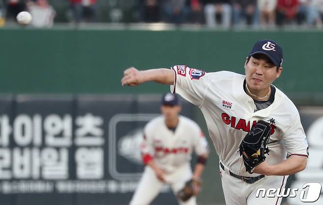 6일 오후 부산시 동래구 사직야구장에서 열린 프로야구 '2022 신한은행 SOL KBO리그' 삼성 라이온스와 롯데 자이언츠의 경기, 1회초 롯데 이인복이 역투를 하고 있다. 2022.5.6/뉴스1 © News1 김영훈 기자