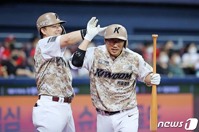 30일 서울 구로구 고척스카이돔에서 열린 프로야구 '2022 신한은행 SOL KBO리그' 키움 히어로즈와 KIA 타이거즈의 경기, 4회말 무사 주자 없는 상황 키움 이지영이 홈런을 친 후 동료들의 축하를 받고 있다. 2022.6.30/뉴스1 © News1 조태형 기자