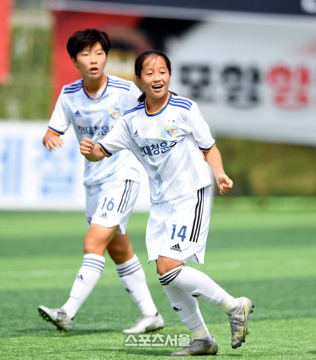 울산 현대청운중 한국희가 28일 삼척복합체육공원에서 열린 제30회 여왕기 전국여자축구대회 인천 가정여중과 경기에서 골이 빗나가자 아쉬워하고 있다. 2022. 6. 28.삼척 | 최승섭기자 thunder@sportsseoul.com