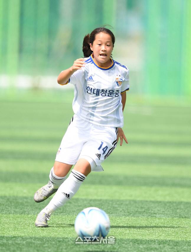 울산 현대청운중 한국희가 28일 삼척복합체육공원에서 열린 제30회 여왕기 전국여자축구대회 인천 가정여중과 경기에서 드리블을 하고 있다. 2022. 6. 28.삼척 | 최승섭기자 thunder@sportsseoul.com