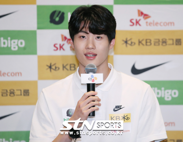 2022 국제수영연맹(FINA) 세계선수권대회 자유형 200m에서 은메달을 획득한 황선우가 29일 서울 CGV 청담씨네시티에서 열린 기자간담회에서 취재진의 질문에 답하고 있다. 사진｜뉴시스