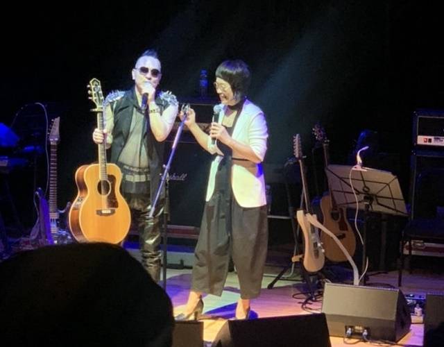 선배가수 남궁옥분과는 데뷔 무렵 '쉘부르'에서 처음 만나 42년간 돈독한 친분을 유지하고 있다. 사진은 지난 5월 용산아트홀에서 가진 올해 두번째 단독콘서트에서 남궁옥분이 게스트로 출연한 모습. /퍼플K 제공